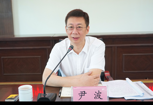 在座谈会上,游文斌同志向尹波同志介绍了孟连县基本县情和孟连法院