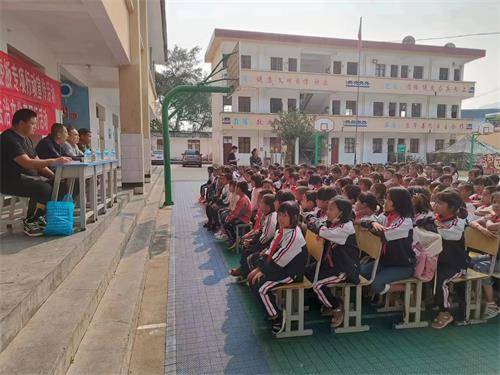 孟连县委政法委深入富岩镇开展普法强基补短板宣传活动