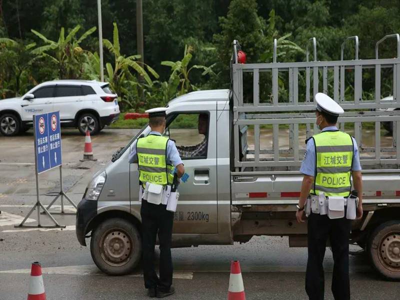 交警支隊副支隊長陳林對各大隊在比武競賽中存在的問題和短板進行了